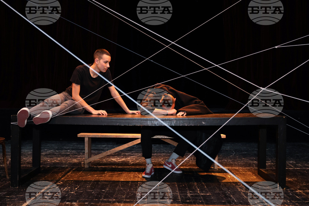 Пловдив - Спектакъл "Аз ли съм или не съм" по стихове на Борис Христов и Валери Петров