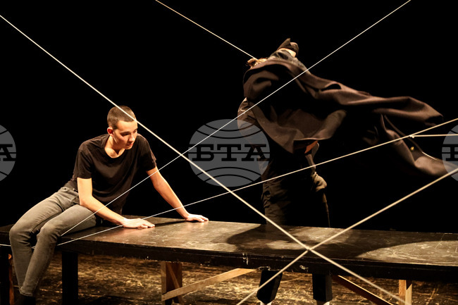 Пловдив - Спектакъл "Аз ли съм или не съм" по стихове на Борис Христов и Валери Петров