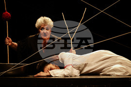 Пловдив - Спектакъл "Аз ли съм или не съм" по стихове на Борис Христов и Валери Петров