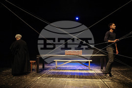 Пловдив - Спектакъл "Аз ли съм или не съм" по стихове на Борис Христов и Валери Петров