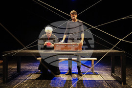 Пловдив - Спектакъл "Аз ли съм или не съм" по стихове на Борис Христов и Валери Петров