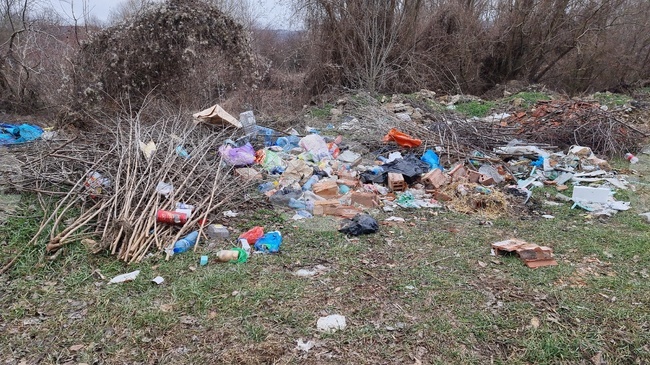 Продължава разчистването на нерегламентирани сметища около Ямбол