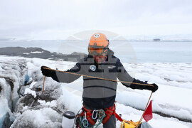 Национална антарктическа експедиция - ледник Перуника - Цветан Паров - данни - събиране