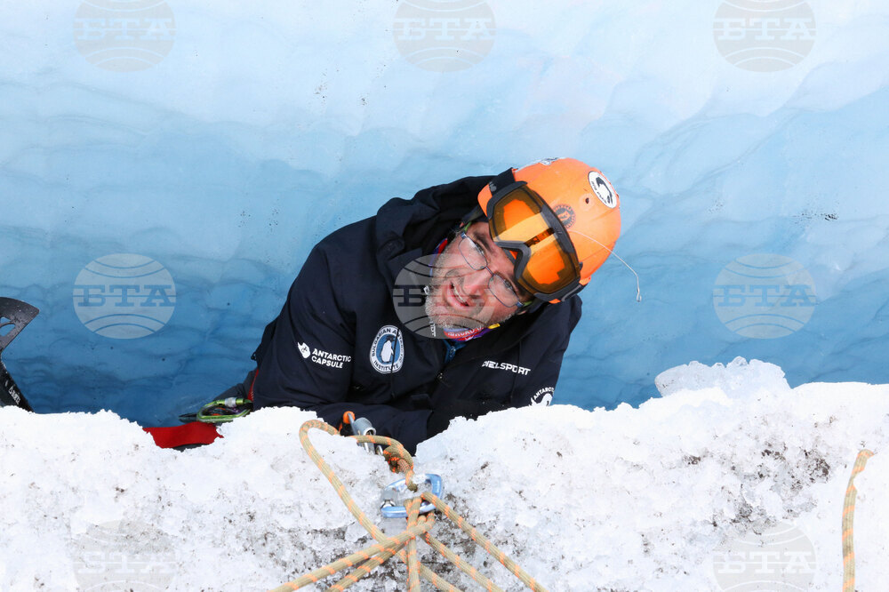 Национална антарктическа експедиция - ледник Перуника - Цветан Паров - данни - събиране