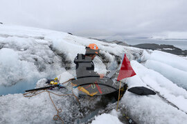 Национална антарктическа експедиция - ледник Перуника - Цветан Паров - данни - събиране