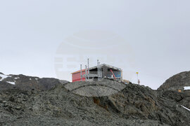 Национална антарктическа експедиция - остров Ливингстън - отпадъци - товарене 