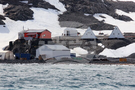 Национална антарктическа експедиция - остров Ливингстън - отпадъци - товарене 