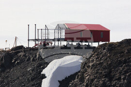 Национална антарктическа експедиция - остров Ливингстън - отпадъци - товарене 