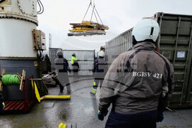 Национална антарктическа експедиция - остров Ливингстън - отпадъци - товарене 