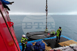 Национална антарктическа експедиция - остров Ливингстън - отпадъци - товарене 