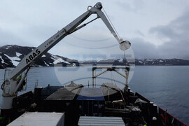 Национална антарктическа експедиция - остров Ливингстън - отпадъци - товарене 