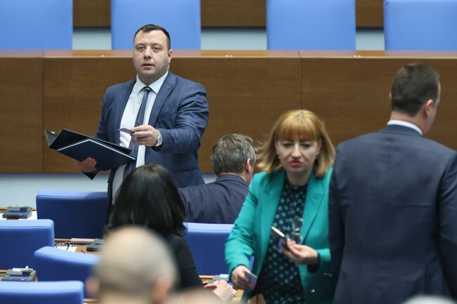 С измененията в Конституцията управляващите закриха ВСС, но вчера го възкресиха ведно с Пленума и двете му колегии, заявиха от "Възраждане"