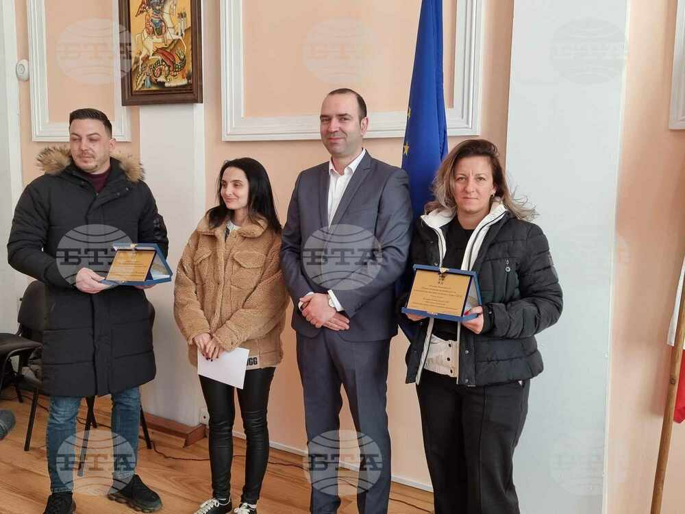 Тримата отличени в конкурса за коледна украса в община Кюстендил днес получиха награди и плакети