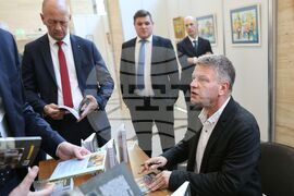 Народно събрание - Милен Иванов - книга "Нива"