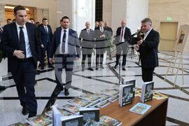 Народно събрание - Милен Иванов - книга "Нива"