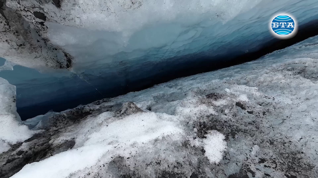 Български учени изследваха пукнатините на ледник Перуника и взеха проби на микропластмаса от водите на Южния залив в Антарктида