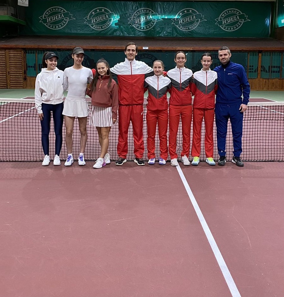 Община Добрич: На лагер в Тенис клуб Изида е националният отбор по тенис на корт за девойки