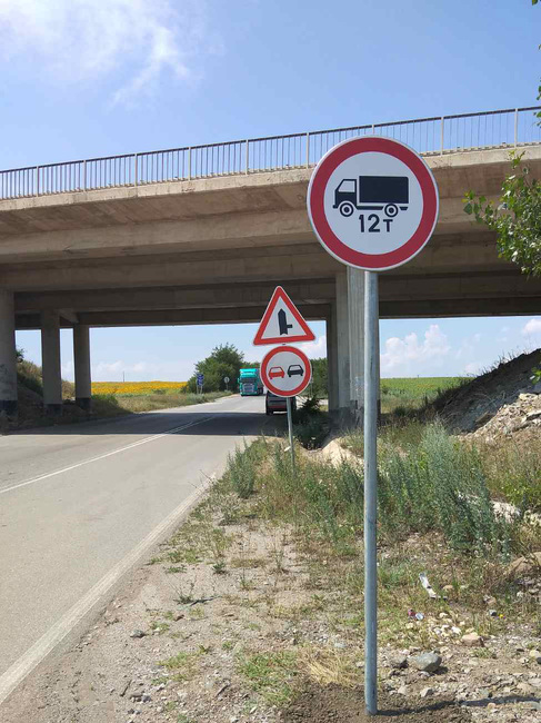 Ограничава се движението на тежкотоварни камиони над 12 т по пътя Добри дол - Дъбова махала - Монтана