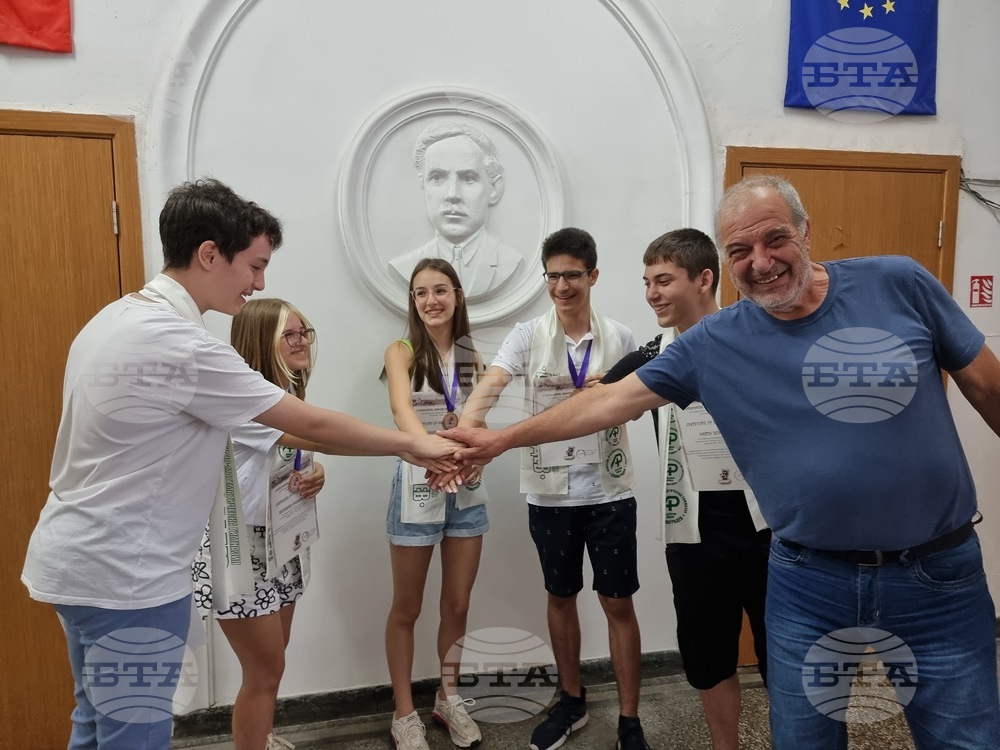 Ученици от ямболската ПМГ „Атанас Радев“ се завърнаха с пет медала от международно състезание, на което заминаха след дарителска кампания