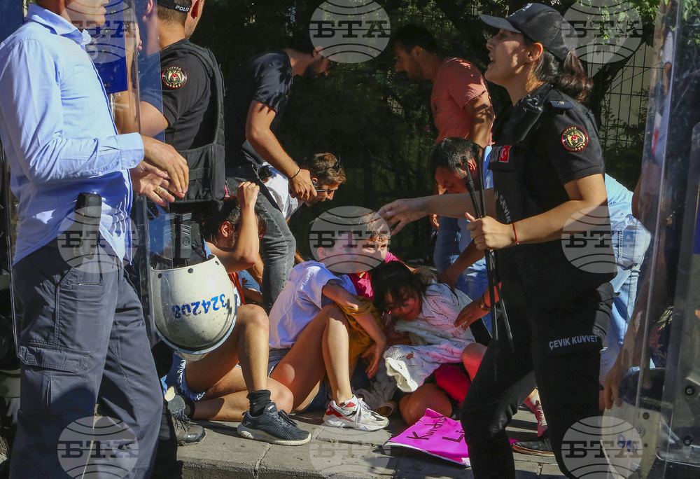 Турската полиция разпръсна шествие на LGBTQ общността в Анкара; 30 души са задържани