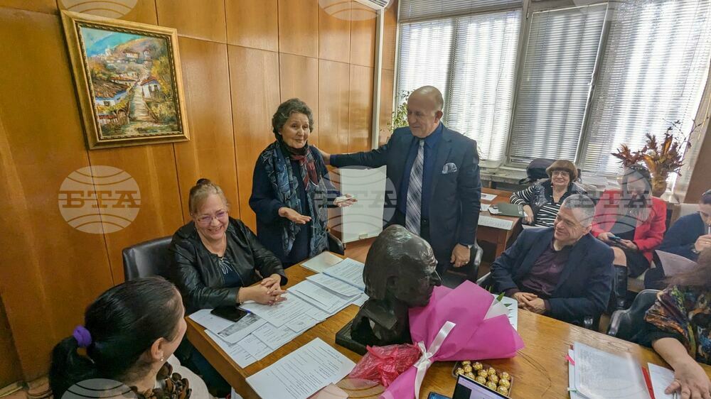 Съпругата на Антон Дончев подари на Университета по библиотекознание и информационни технологии бронзов бюст на писателя
