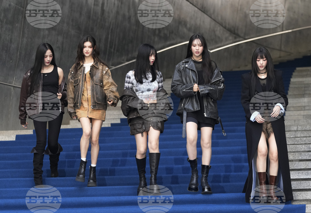 Кей-поп групата "НюДжийнс" се върна при звукозаписната си компания, след като съд й забрани да я напусне