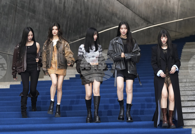 Кей-поп групата "НюДжийнс" се върна при звукозаписната си компания, след като съд й забрани да я напусне