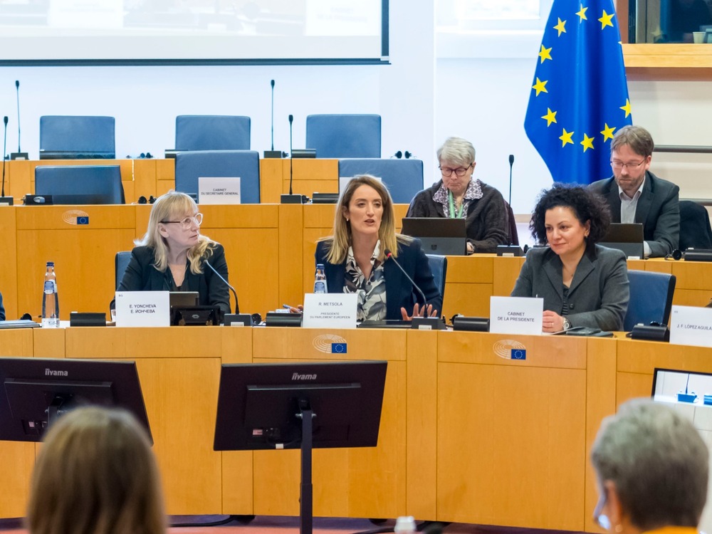 Елена Йончева и председателят на ЕП Роберта Мецола с общо изявление за реформата на политиката за миграцията