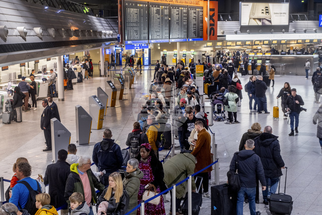 Около 482 милиона пътници са летели в ЕС през първото полугодие на 2024 г., а в България - 4,74 милиона, по данни на Евростат