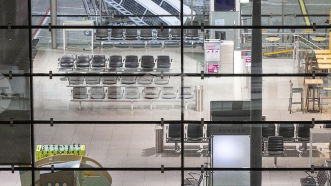 Трафикът на германското летище в Кьолн/Бон е спрян заради техническа неизправност на система за проверка на багажа