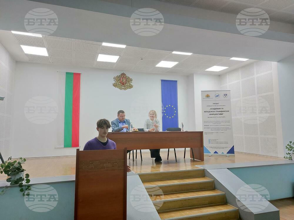 Ученици от Свищов дискутираха как се изработва управленско решение на местно ниво на среща с кмета на общината