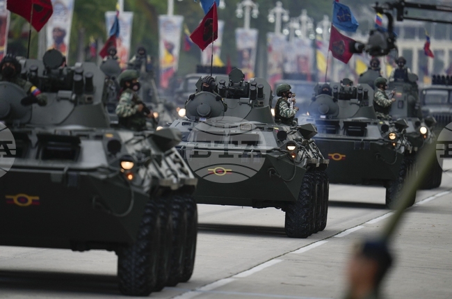 Венецуелската полиция и армия се заклеха във вярност на временния президент на официална церемония