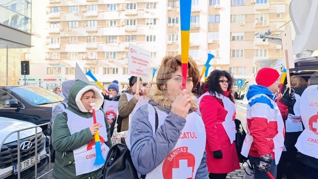 Служители от стотици болници в Румъния проведоха днес двучасова предупредителна стачка в знак на протест срещу нов проектозакон за заплатите
