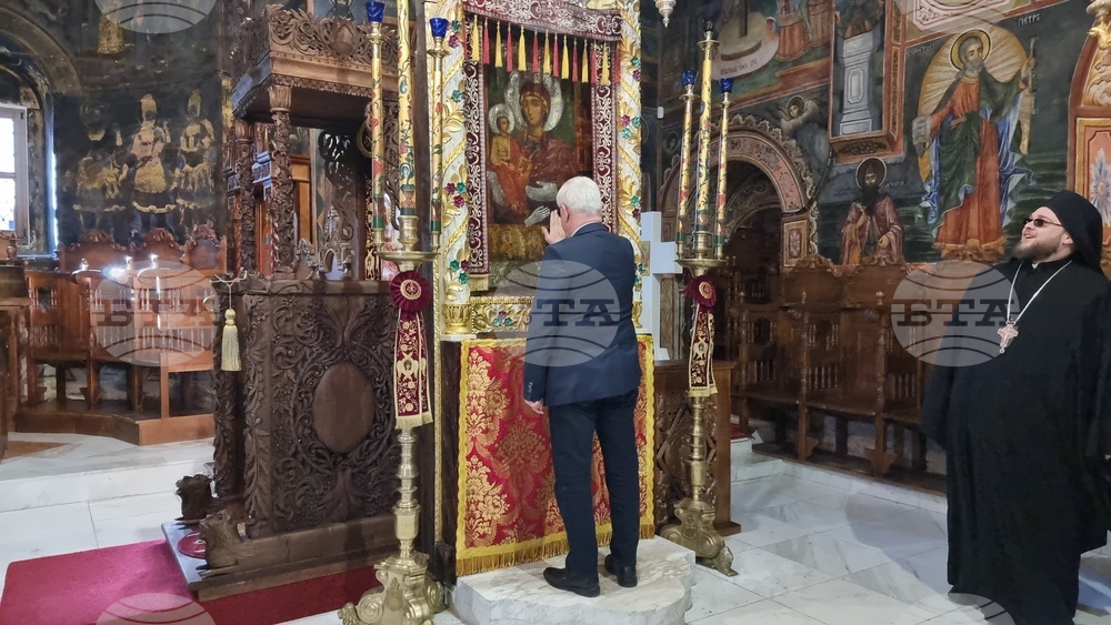 Троянски манастир - зарязване на лози