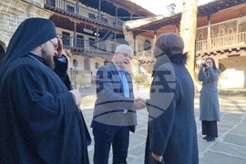 Троянски манастир - зарязване на лози