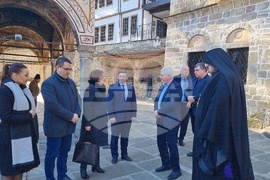 Троянски манастир - зарязване на лози