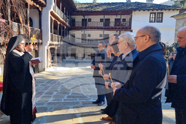 Троянски манастир - зарязване на лози