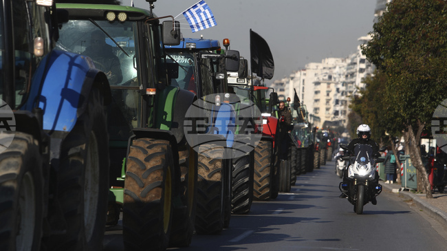 Протестиращи фермери в Гърция заплашват да блокират магистрали заради забавяне на субсидиите