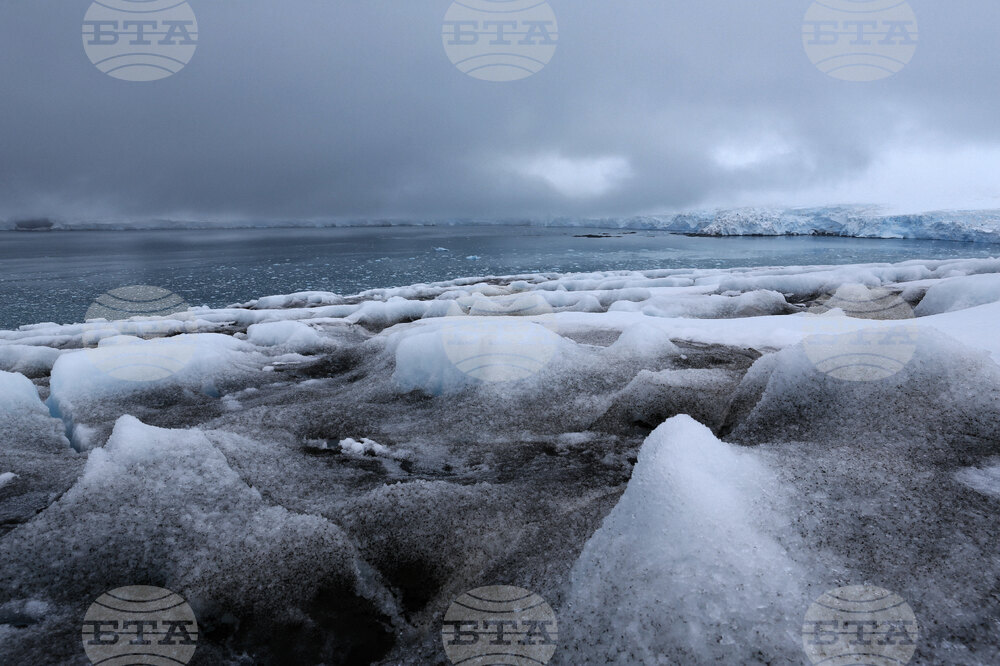 Нова карта разкрива подледниковия релеф на Антарктида