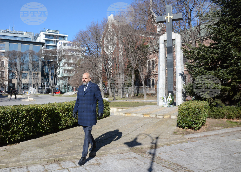 Заместник-кметът на Варна Павел Попов положи цветя на Паметника на жертвите на комунизма във Варна