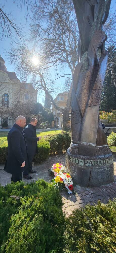 ОА Пловдив: Областният управител на Пловдив почете паметта на жертвите на комунистическия режим