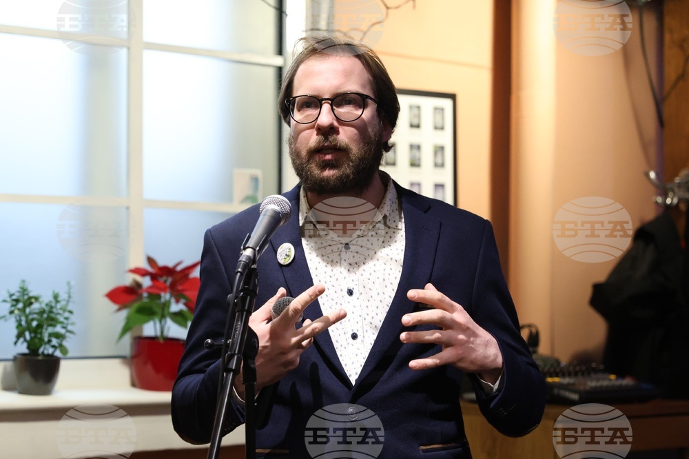 "Заедно за кратко. Милениали в България. 2010 - 2016" - Денислав Стойчев - изложба