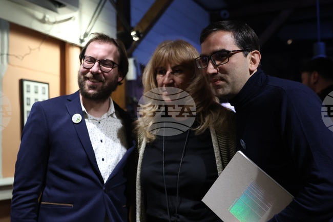 "Заедно за кратко. Милениали в България. 2010 - 2016" - Денислав Стойчев - изложба