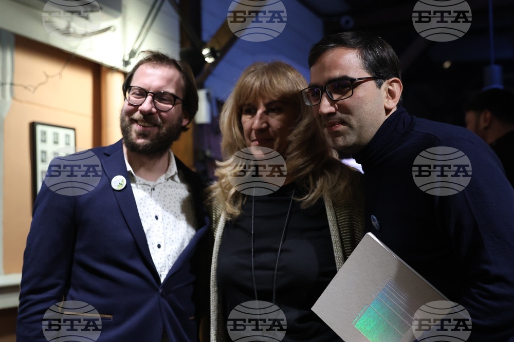 "Заедно за кратко. Милениали в България. 2010 - 2016" - Денислав Стойчев - изложба