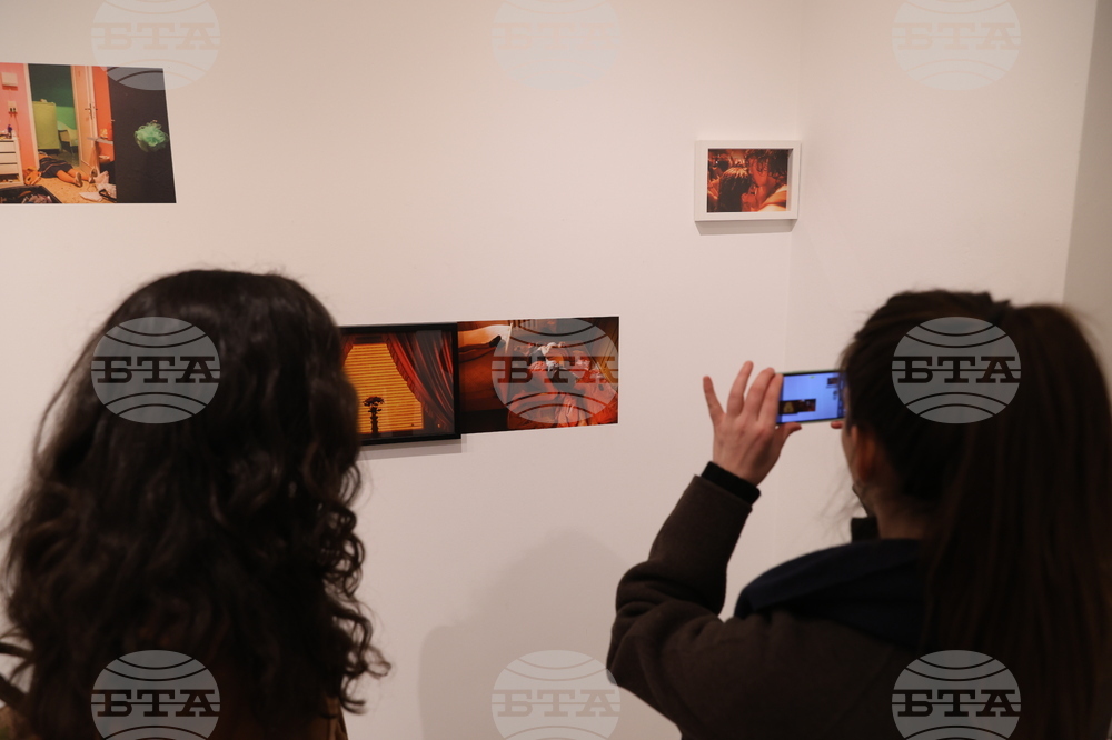 "Заедно за кратко. Милениали в България. 2010 - 2016" - Денислав Стойчев - изложба