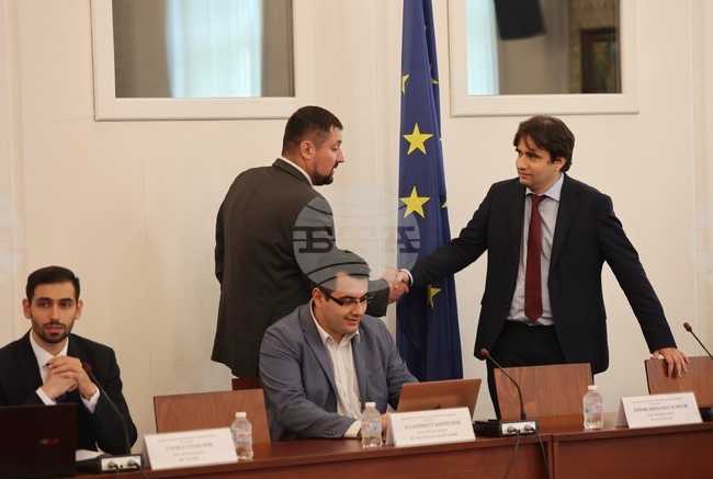 Парламент - Комисия по електронно управление