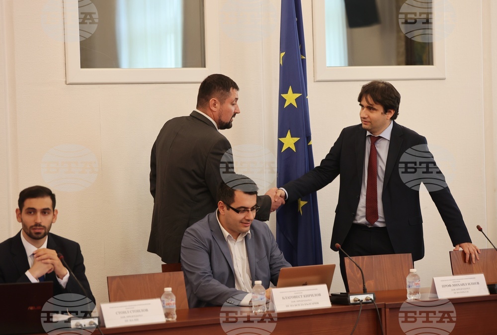 Парламент - Комисия по електронно управление