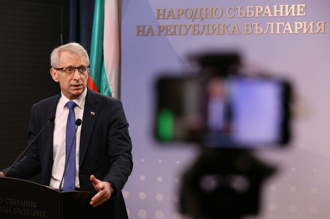 Смяната на регулаторите се прави в Народното събрание, заяви Николай Денков в отговор на въпрос на лидера на ГЕРБ Бойко Борисов