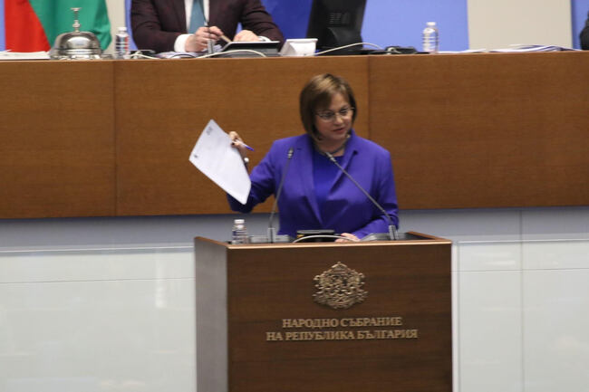 Нинова към Денков: Правителството лобира за мобилните оператори и заробва българите към тях