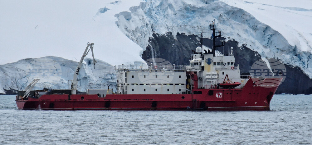 Национална антарктическа експедиция - аржентинска база на Антарктида „Керлини“ - Военен научноизследователски кораб „Св. Св. Кирил и Методий“ - НИК 421
